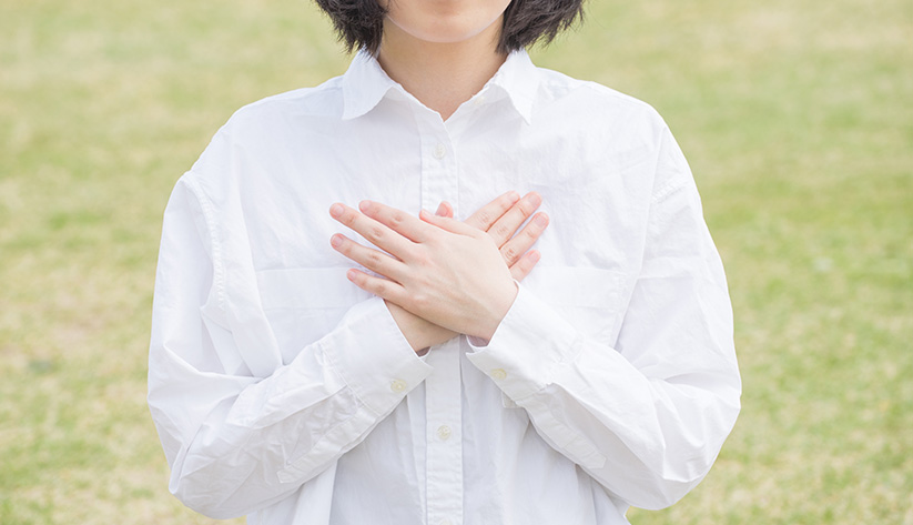 胸に手を当てた女性